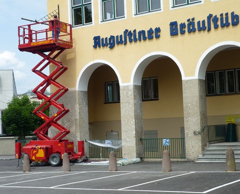 Rachbauer GmbH - Straßwalchen - Salzburg - Ihr starker Partner! - Scherenarbeitsbühne beim Augustiner Bräu in Salzburg